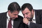 Ministerpräsident Giuseppe Conte (links) und Innenminister Matteo Salvini beraten sich in Rom. (Angelo Carconi/EPA)