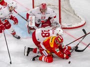 Der EHC Biel, in dieser Szene vertreten durch Robbie Earl (vorne), wird von Lausanne gebodigt. (Bild: KEYSTONE/MARCEL BIERI)