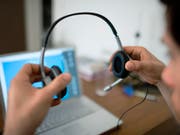 Beim Chatten mit Unbekannten ist Vorsicht angebracht. (Bild: KEYSTONE/MARTIN RUETSCHI)