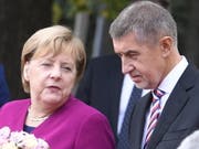 Andrej Babis begrüsst Angela Merkel am Freitag in Prag. (Bild: Keystone/EPA/FILIP SINGER)