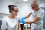 Infektiologe Marco Rossi impft «Champion» Rahel Heer im Kantonsspital Luzern. (Bild: Dominik Wunderlin, Luzern, 19. Oktober 2018)