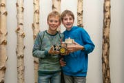 Marc Michel (links) und Michi von Ah mit ihrem Siegerroboter. (Bild: PD)