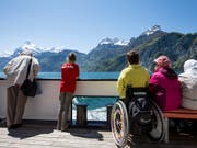 IV-Rentnerinnen und -Rentner sollen für ihre Kinder weniger Geld erhalten. Die Sozialkommission des Nationalrates will bei der IV-Revision die Kinderrenten kürzen. (Bild: KEYSTONE/ALEXANDRA WEY)