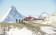 Für 80 Franken auf den Berg: Ein Helikopter bringt Biker auf den Berg. Bild: Pascal Gertschen / PD