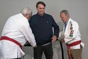 Ein Meister im Austeilen: Jair Bolsonaro erhält einen Ehren-Schwarzgurt im Jiu Jitsu. (Leo Correa/AP, Rio de Janeiro, 25. Oktober 2018)