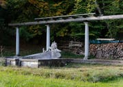Romantisch gelegen: das Wasserspiel im Hammergut unweit des Lorzenweges. (Bild: Stefan Kaiser, Cham, 26.10.2018)