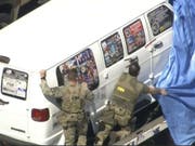 FBI-Agenten am Freitag in Plantation, Florida, beim Van des verhafteten Briefbomben-Verdächtigen. (Bild: Keystone/AP)