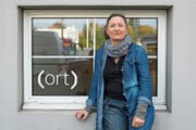 Judith Huber vor ihrem Atelier in Emmenbrücke. Bild: Nadia Schärli (Emmenbrücke, 23. Oktober 2018)