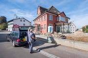 Die Raiffeisenbank in Waldkirch wird umgebaut. Im «Pöstli» sind viele Wohnungen bereits vermietet. (Bild: Urs Bucher)