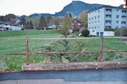Der Stocknerbach wird zwischen der Kantonsstrasse und der Laaderstrasse renaturiert. (Bild: Sabine Schmid)