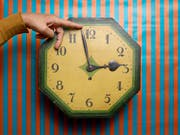Zurück von drei auf zwei Uhr: Morgen Nacht endet die Sommerzeit. Wer die Uhren nicht zurückstellt, riskiert, eine Stunde zu früh zu einem Termin zu erscheinen. (Bild: KEYSTONE/CHRISTIAN BEUTLER)