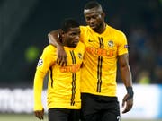Die YB-Matchwinner Roger Assalé (links) und Sekou Sanogo im Gespräch (Bild: KEYSTONE/PETER KLAUNZER)