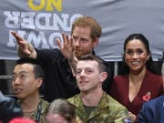 Wie ganz normale Zuschauer: Prinz Harry und seine Frau Meghan haben sich beim Rollstuhl-Basketballfinal unter ihre Fans gemischt. (Bild: KEYSTONE/EPA AAP/DAN HIMBRECHTS)