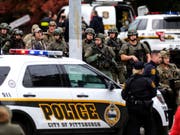 Spezialkräfte der Polizei sichern das Areal rund um die «Tree of Life»-Synagoge im Pittsburgher Viertel Squirrel Hill, wo ein Schütze am Samstag mehrere Schüsse abfeuerte. (Bild: KEYSTONE/AP Pittsburgh Post-Gazette/ALEXANDRA WIMLEY)