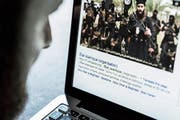 Viele junge Männer werden auch über das Internet radikalisiert. (Bild: Imago)
