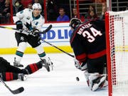 San Joses Logan Couture sieht seinen Schuss von Carolinas Goalie Petr Mrazek gehalten (Bild: KEYSTONE/FR27582 AP/CHRIS SEWARD)