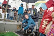 Der Geehrte befestigt die Tafel mit der Aufschrift «Viktor-Röthlin-Platz» gleich selber. (Bild: Pius Amrein (Ennetmoos, 27. Oktober 2018))