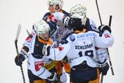 Zugs Sven Senteler feiert das 2:2. (Bild: Alessandro Crinari/Keystone)