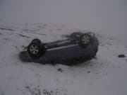Das Auto kam von der Strasse ab und blieb im Schnee liegen. (Bild: Kantonspolizei Uri (Realp, 27. Oktober 2018))