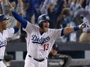 Max Muncy von den Los Angeles Dodgers jubelt nach seinem Homerun im 18. Inning (Bild: KEYSTONE/AP/MARK J. TERRILL)