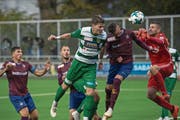 Da war die Krienser Fussballwelt noch in Ordnung: Jan Elvedi (in Grün-Weiss) köpfelt das 1:0. (Bild: Dominik Wunderli (Kriens, 27. Oktober 2018))