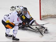 Viktor Stalberg bringt die Scheibe an Benjamin Conz vorbei und schiesst Zug zum Sieg (Bild: KEYSTONE/TI-PRESS/ALESSANDRO CRINARI)