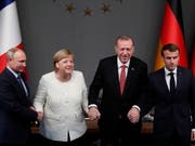 Die Staats- und Regierungschefs Russlands, Deutschlands, der Türkei und Frankreichs nach dem Gipfel-Treffen in Istanbul. Nach sieben Jahren Bürgerkrieg in Syrien wollen sie den Friedensprozess in dem Land wiederbeleben. (Bild: KEYSTONE/EPA POOL/MAXIM SHIPENKOV / POOL)