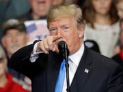US-Präsident Donald Trump geht am Freitag auf einer Wahlkampfveranstaltung in Charlotte mit den Medien erneut hart ins Gericht. (Bild: KEYSTONE/AP/CHUCK BURTON)