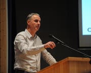Paul Hürlimann, Leiter neue Energien CKW, stellte an der Info-Veranstaltung das Kraftwerkprojekt im Meiental vor. (Bild: Urs Hanhart, Wassen, 26. Oktober 2018)