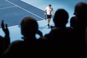 Bot seinen Fans in der ausverkauften St.-Jakobs-Halle ein Spektakel: Roger Federer. (Bild: Alexandra Wey/Keystone (Basel, 27. Oktober 2018))