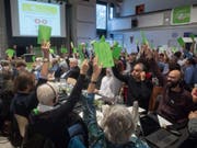 Abstimmung an der Delegiertenversammlung der Grünen am Samstag in Bellinzona. (Bild: Davide Agosta/Keystone (Bellinzona, 27. Oktober 2018))