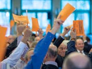 Delegierte der SVP im Januar in Confignon bei Genf. Am Samstag treffen sie sich im zürcherischen Volketswil. Auch die Grünen und Grünliberalen halten ihre Delegiertenversammlungen ab. (Bild: Keystone/MARTIAL TREZZINI)