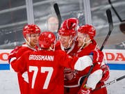 Die Lausanner jubeln gemeinsam mit Ronalds Kenins über den Sieg gegen Biel (Bild: KEYSTONE/VALENTIN FLAURAUD)