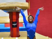Gross die Freude bei Simone Biles nachdem ihr neuer Sprung gestanden ist (Bild: KEYSTONE/EPA/NOUSHAD THEKKAYIL)
