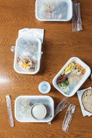 In der EU bald nicht mehr erlaubt: Wegwerfgeschirr aus Plastik. (Bild: Christian Beutler/Keystone)