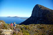 Zwei Frauen wandern auf dem Hoerikwaggo-Trail auf dem Tafelberg in Südafrika. (Bild: Alamy)