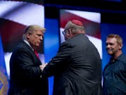 Sie beteten für die Opfer des Synagoge-Angriffs: US-Präsident Donald Trump mit Rabbiner Benjamin Sendrow am Rande eines Auftritts am Samstag in Indianapolis. (Bild: KEYSTONE/AP/ANDREW HARNIK)