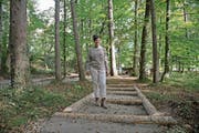 Mäggie Lagemaat von Tourismus Giswil-Mörlialp auf einem Abschnitt des Bike-Parks. (Bild: Corinne Glanzmann (Giswil, 24. Oktober 2018))