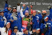 Die Gewinnerin Tessa Worley aus Frankreich mit ihrem Team (Bild: Keystone/Daniel Kopatsch)