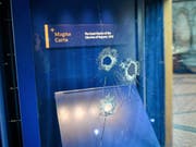 Löcher in der Vitrine, in der die Magna Carta in Salisbury ausgestellt wird - ein 45-Jähriger wollte das Glas mit einem Hammer zerstören und das Originalexemplar des historisch wichtigen Rechtsdokuments stehlen. (Bild: KEYSTONE/AP PA/BEN BIRCHALL)