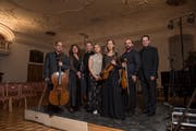 Gute Stimmung in der Atmosphäre des Barocksaals des Klosters Engelberg: Rafael Rosenfeld, Izabella Simon, David Philipp Hefti, Virpi Räisänen, Mary Ellen Woodside, Alessandro D’Amico und Dénes Varjon (von links). (Bild: Dominik Wunderli, Oktober 2018)
