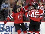 Nico Hischier (links) feiert einen Treffer mit seinen Teamkollegen (Bild: KEYSTONE/AP/JULIO CORTEZ)