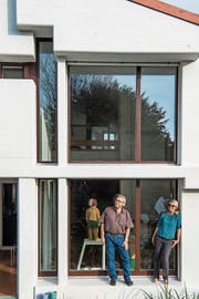 Vorbildlich: Beat und Brigitte Keller vor ihrem Haus, das nach einer umfassenden Sanierung nun extrem energieeffizient ist. (Bild: Nadia Schärli, Luzern, 23. Oktober 2018)