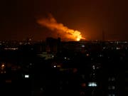 Nach einer durch einen israelischen Luftangriff ausgelösten Explosion steigt Rauch in den Nachthimmel über Gaza-Stadt. Insgesamt griff Israel 80 Ziele im Gazastreifen an. (Bild: KEYSTONE/AP/ADEL HANA)