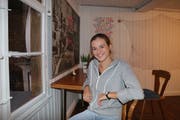 Nach unzähligen Stunden Sanierungsarbeiten geniesst Jessica Okle ihren Rückzugsort. (Bild: Benjamin Schmid)