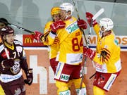 Eero Elo und Topskorer Harri Pesonen feiern den Treffer zum 4:2 (Bild: KEYSTONE/SALVATORE DI NOLFI)