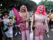 Schrill und farbenfroh: Über 130'000 Menschen demonstrieren in Taiwan für die Rechte von Lesben, Schwulen, Bisexuellen und Transgendern. (Bild: KEYSTONE/AP/CHIANG YING-YING)