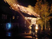 Bei einem Scheunenbrand in Wuppenau sind zwei Menschen verletzt worden. Der entstandene Sachschaden wird auf mehrere 100'000 Franken beziffert. (Bild: Kantonspolizei Thurgau)