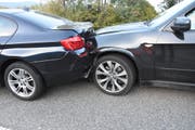 Gleich vier Autos fuhren am Freitagabend in Kirchberg ineinander. (Bild: PD)