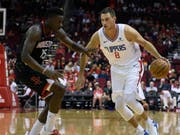 Houstons Center Clint Capela (links) verteidigt gegen Danilo Gallinari von den Los Angeles Clippers (Bild: KEYSTONE/FR171023 AP/ERIC CHRISTIAN SMITH)